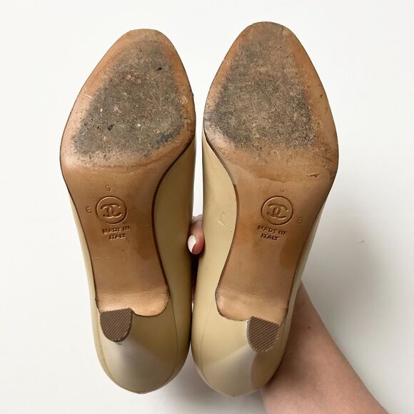 Vintage Chanel Classic Nude and Black Leather Toe Cap Heels Pumps Size 6 - Picture 8 of 8